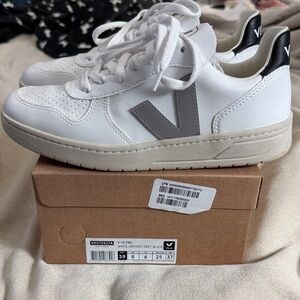 Veja White_Oxford_Gray_Black V-10 Sneakers. Size 8.